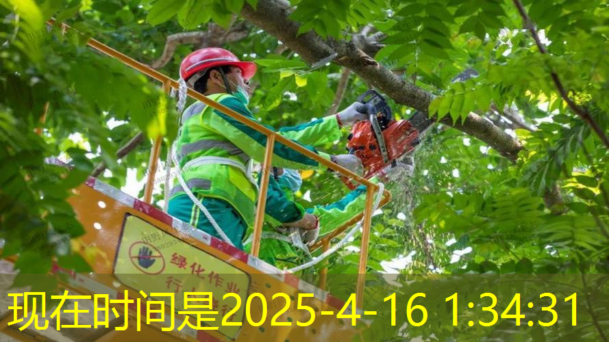 网球拍和球接触的瞬间